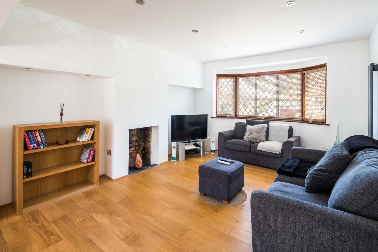 Elegant 2bd House With Garden And Decked Patio Casa de férias *